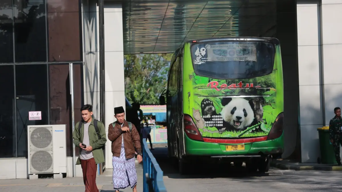 Pergerakan penumpang dan bus di Terminal Purboyo Madiun mulai meningkat menjelang arus mudik Lebaran. BAGAS BIMANTARA/RADAR MAIDUN