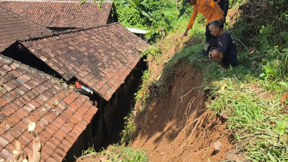 Petugas BPBD Magetan memasang terpal di lokasi tebing longsor di Kelurahan Alastuwo, Poncol. AJI PUTRA/RADAR MAGETAN