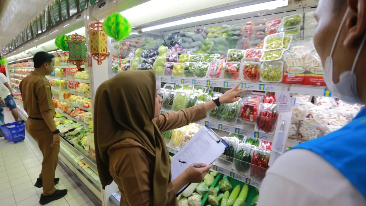 Petugas Dinas Perdagangan Kota Madiun melakukan pemantauan harga dan stok bahan pokok di ritel modern. BAGAS BIMANTARA/RADAR MADIUN