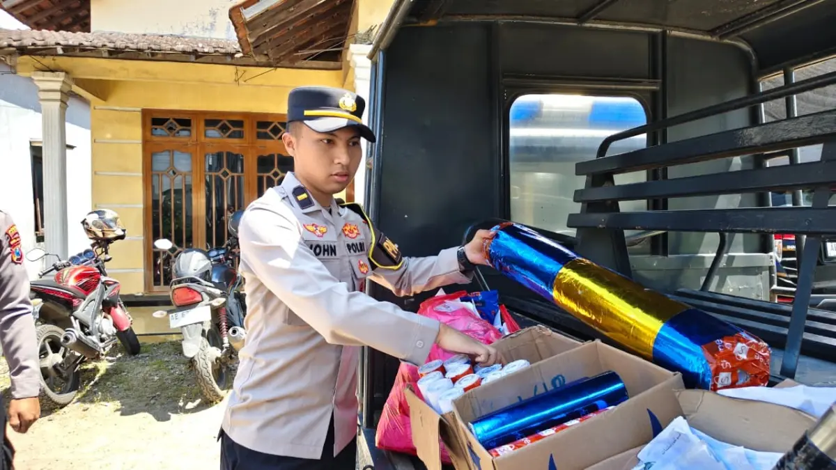 Petugas Polres Ponorogo menunjukkan barang bukti ratusan selongsong petasan hasil penggerebekan di Jenangan. SUGENG DWI N/RADAR PONOROGO