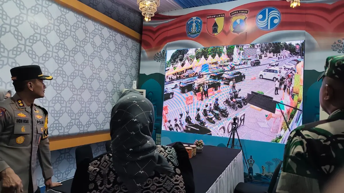 Plt Bupati Ponorogo Lisdyarita memantau kondisi lalu lintas melalui jaringan CCTV di Posyan Alun-alun. SUGENG DWI N/RADAR PONOROGO