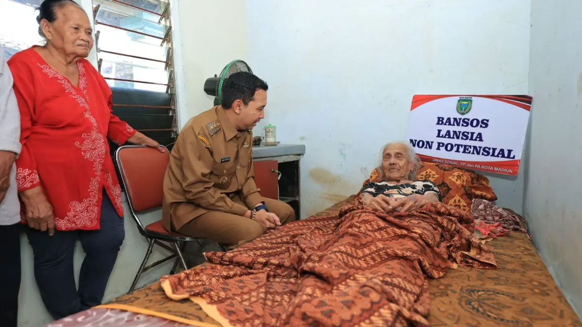 Plt Wali Kota Madiun menyerahkan bantuan sosial kepada lansia ngebrok di Kelurahan Nambangan Kidul. WS HENDRO DISKOMINFO UNTUK RADAR MADIUN