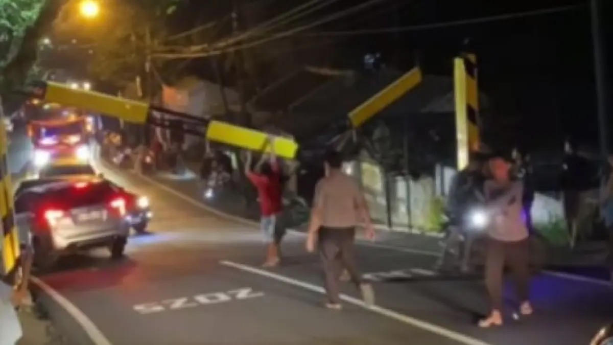 Portal pembatas kendaraan di jalur Sedeng Pacitan rusak setelah kembali ditabrak kendaraan besar. FOTO: ISTIMEWA