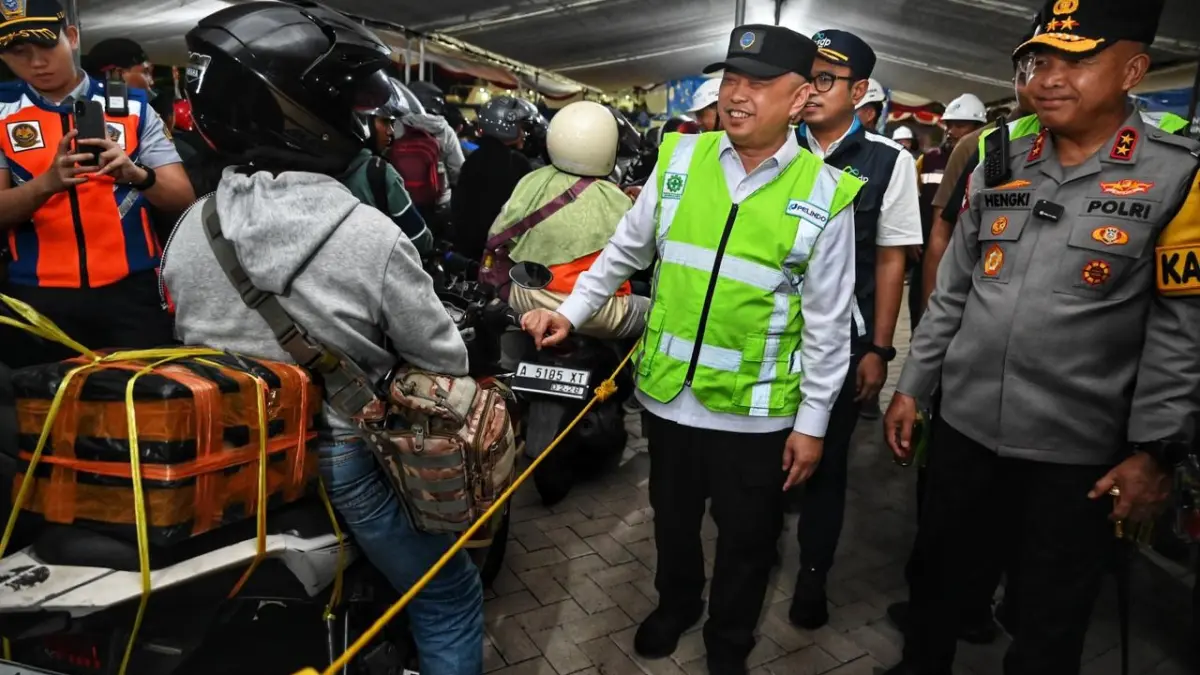 Tinjau penyeberangan Banten, Menhub Dudy jamin kelancaran arus mudik Jawa-Sumatera di masa puncak. (Foto: KemenHub RI)