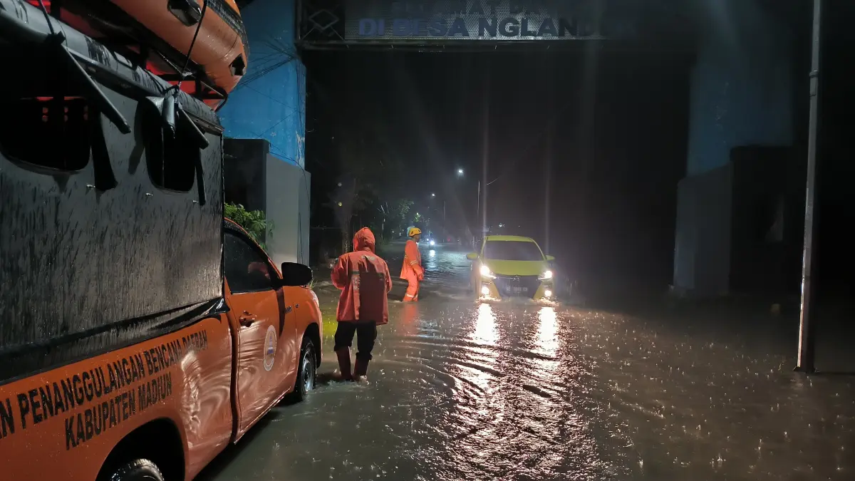 Genangan air akibat hujan deras menggenangi permukiman warga di Kecamatan Madiun. FOTO: BPBD MADIUN