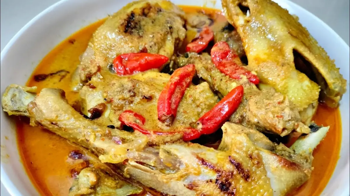 Ilustrasi resep ayam panggang kuah santan. (YouTube Nuraaini Soewarto)
