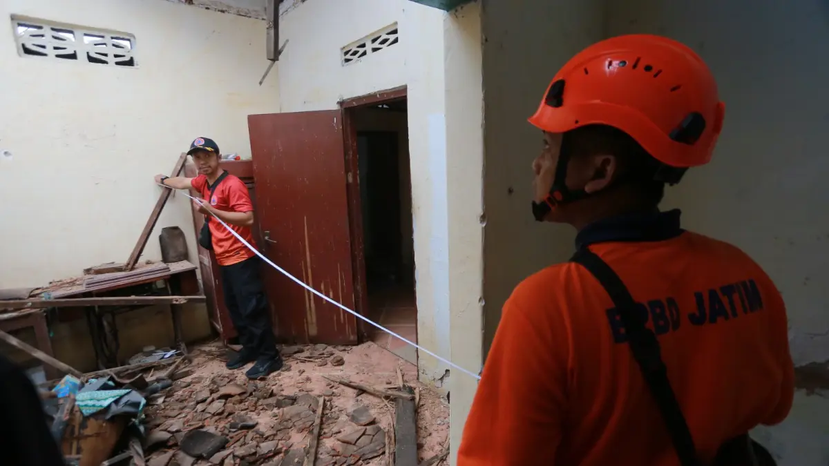 Kondisi rumah warga Winongo yang ambruk akibat kayu penyangga lapuk. BAGAS BIMANTARA/RADAR MADIUN
