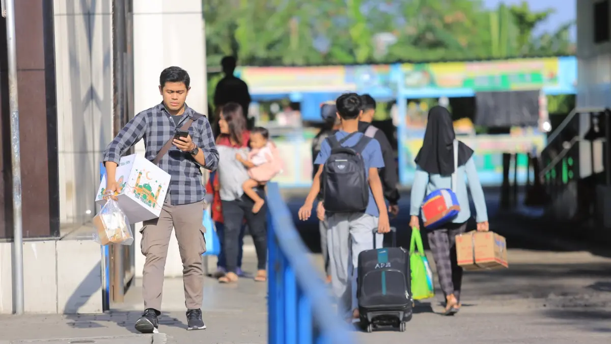 Lonjakan penumpang di Terminal Purbaya Madiun menjelang arus mudik Lebaran. BAGAS BIMANTARA/RADAR MADIUN