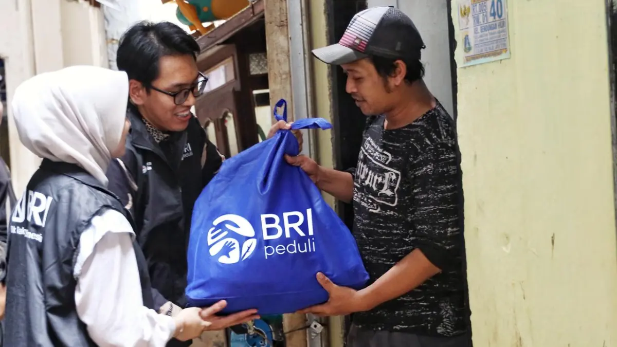 Penyaluran bantuan sembako dan santunan anak yatim oleh BRI dalam program Ramadan 2026.