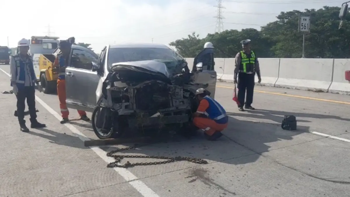 Petugas mengevakuasi mobil pemudik yang mengalami kecelakaan di Tol Ngawi–Solo.