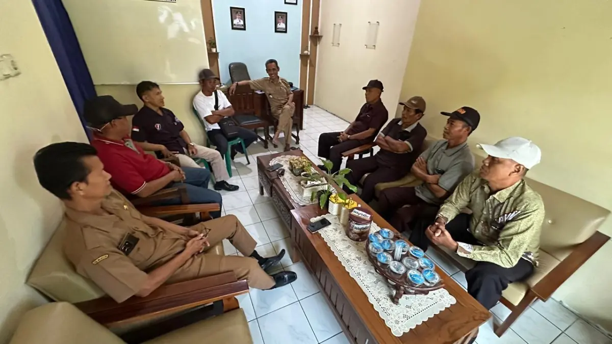 Tokoh masyarakat Desa Dimong mendatangi kantor Kecamatan Madiun untuk memprotes rencana mutasi sekdes. LODITYA FERNADES/RADAR MADIUN