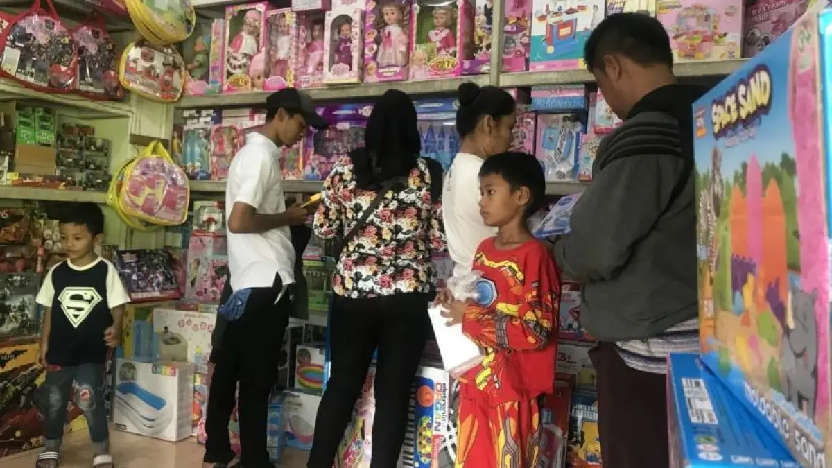 Ilustrasi anak-anak belanja menggunakan uang angpau Lebaran. (ANTARA/Arindra Meodia)