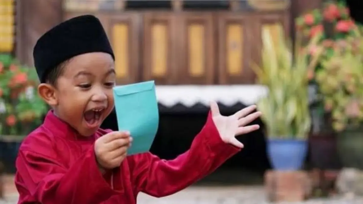Ilustrasi anak menerima angpau Lebaran. 