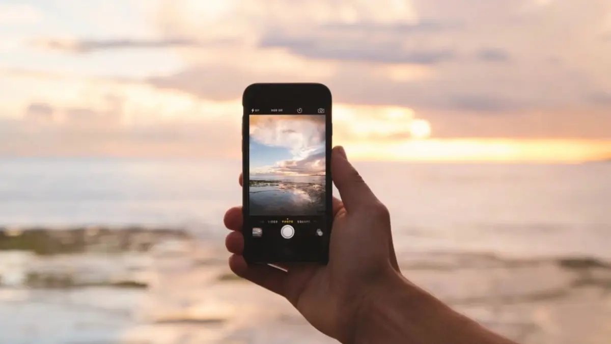 Ilustrasi fotografi menggunakan iPhone. (STRIKINGLY)