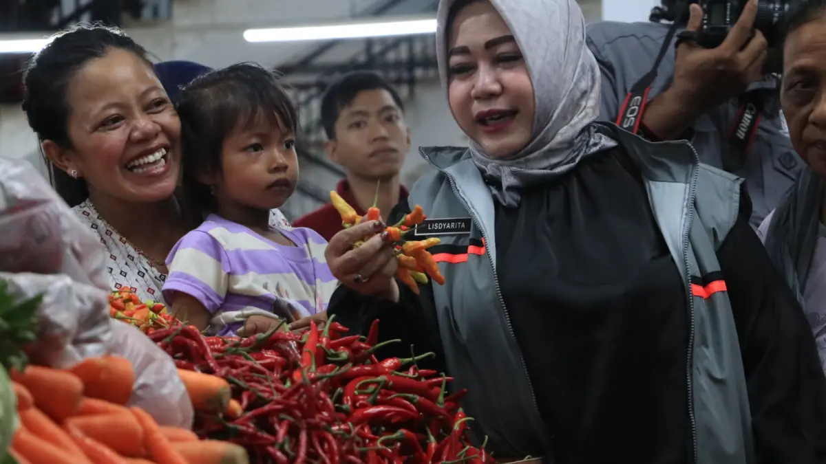 Plt Bupati Ponorogo Lisdyarita saat sidak harga bahan pokok di Pasar Legi, memantau kenaikan cabai yang picu inflasi jelang Lebaran. SUGENG DWI N/RADAR PONOROGO