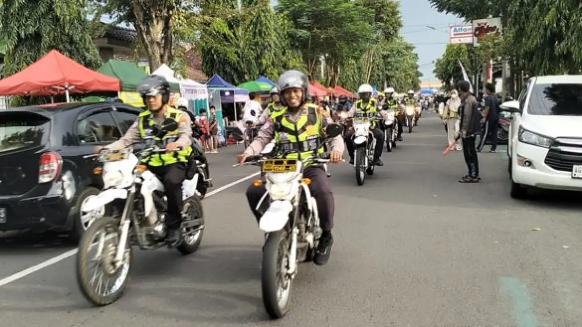 Polres Kediri Kota mengerahkan Pasukan Tim Urai untuk mengatasi kemacetan di pusat perbelanjaan jelang Lebaran. (Foto: KORLANTAS POLRI)