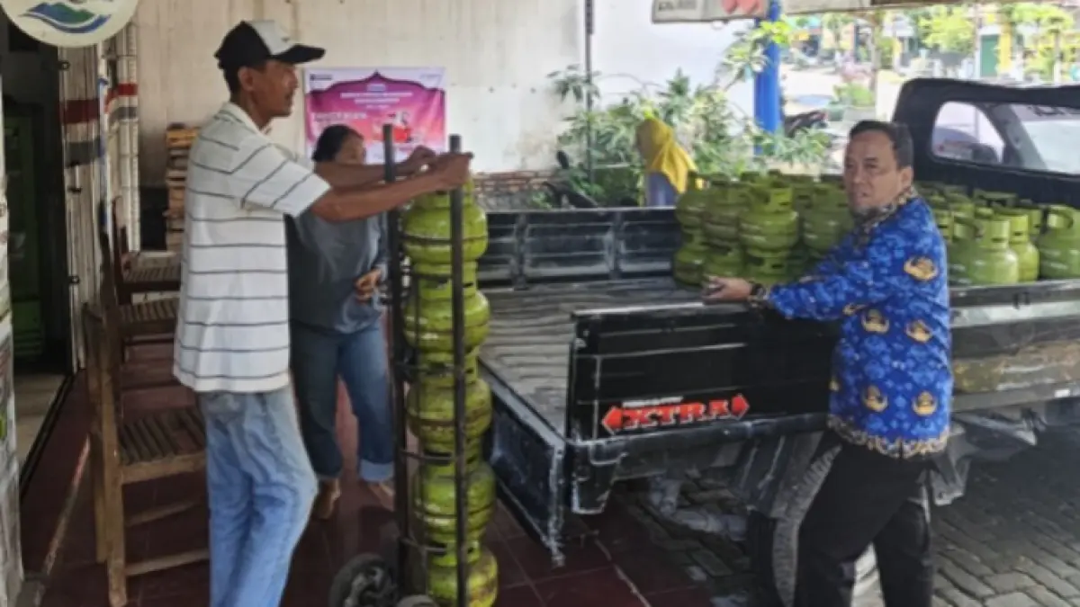 Wakil Bupati Magetan Suyatni Priasmoro saat sidak ketersediaan LPG 3 kilogram, memastikan stok aman meski pengecer sempat kosong jelang Lebaran. FOTO: ISTIMEWA
