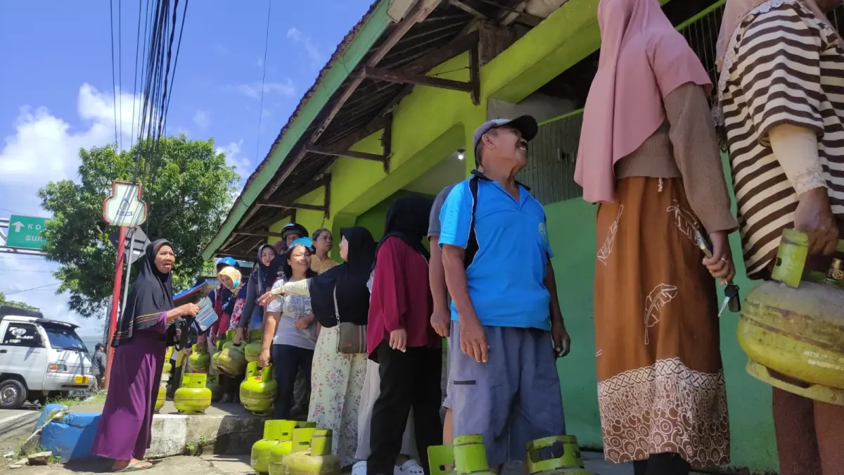 Warga Desa Arjowinangun, Pacitan mengantre panjang untuk mendapatkan elpiji 3 kilogram di pangkalan, di tengah kelangkaan dan lonjakan harga. NUR CAHYONO/RADAR PACITAN