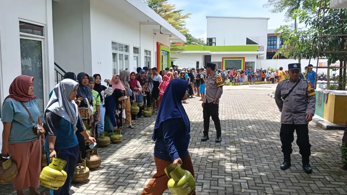 Distribusi LPG 3 kilogram di Pacitan diawasi ketat seiring kebijakan larangan ASN dan pelaku usaha menggunakan gas subsidi. NUR CAHYONO/RADAR PACITAN