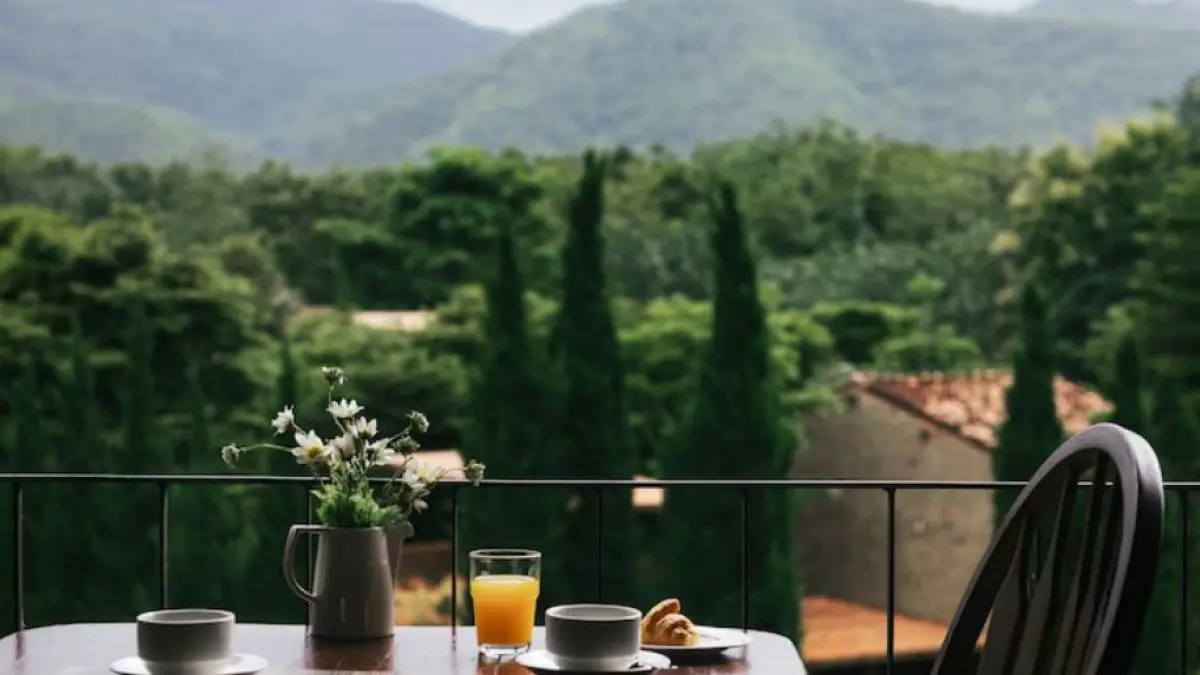 Ilustrasi hotel menghadap gunung di Salatiga. (freepik)