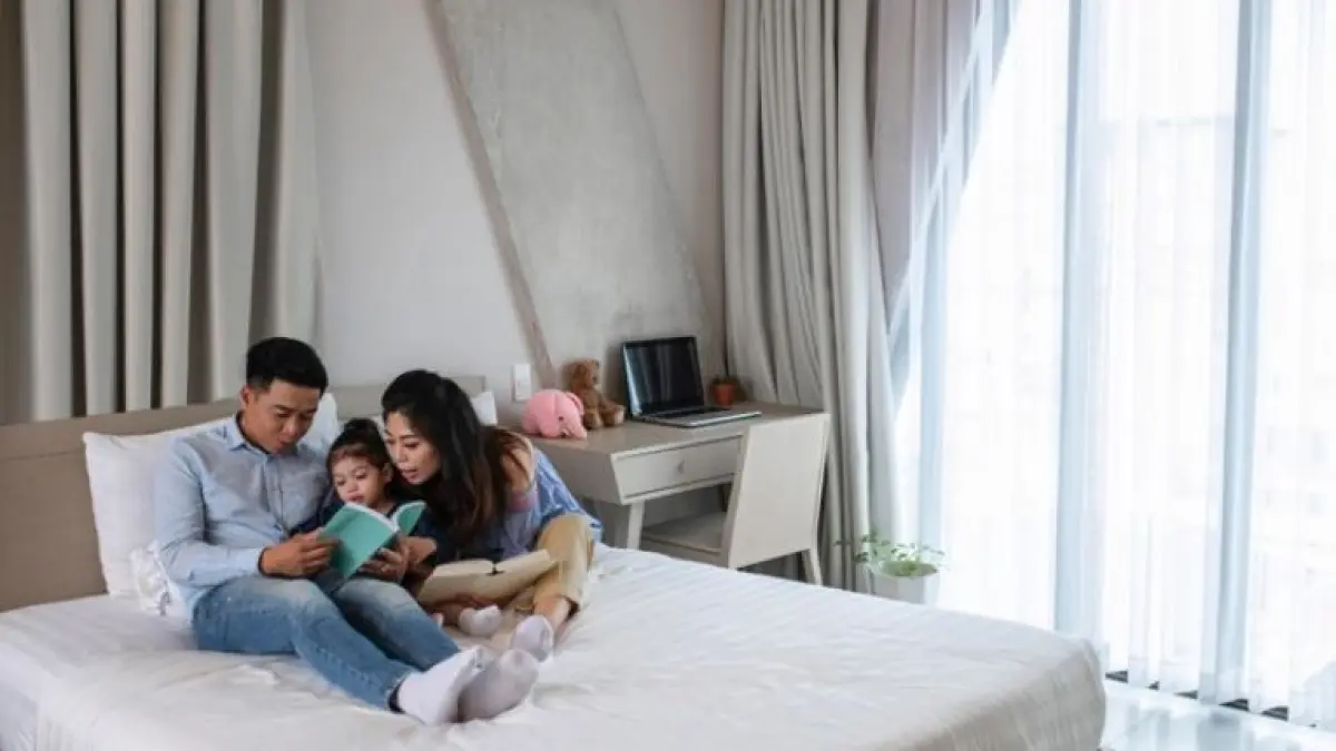 Ilustrasi keluarga menginap di hotel. (freepik)