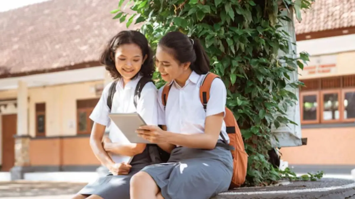 Ilustrasi penggunaan tablet untuk belajar di sekolah. (FREEPIK)