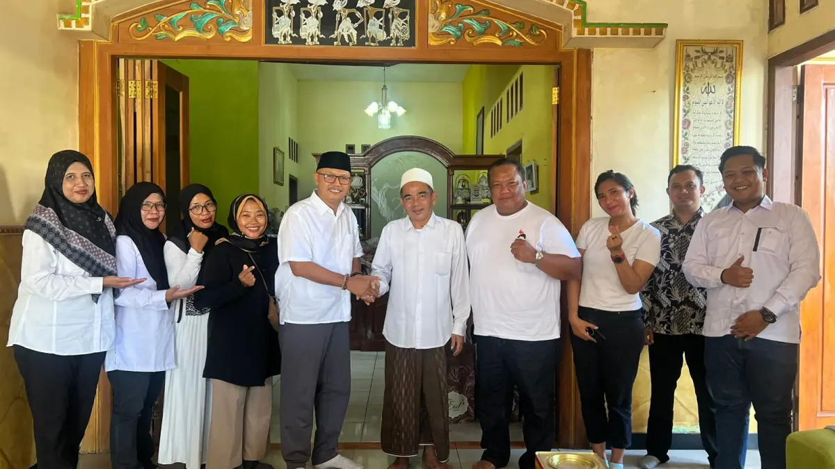 Para pengurus DPD PSI Kota Madiun saat menggelar Safari Ramadan dengan mengunjungi sejumlah pondok pesantren. FOTO: ISTIMEWA