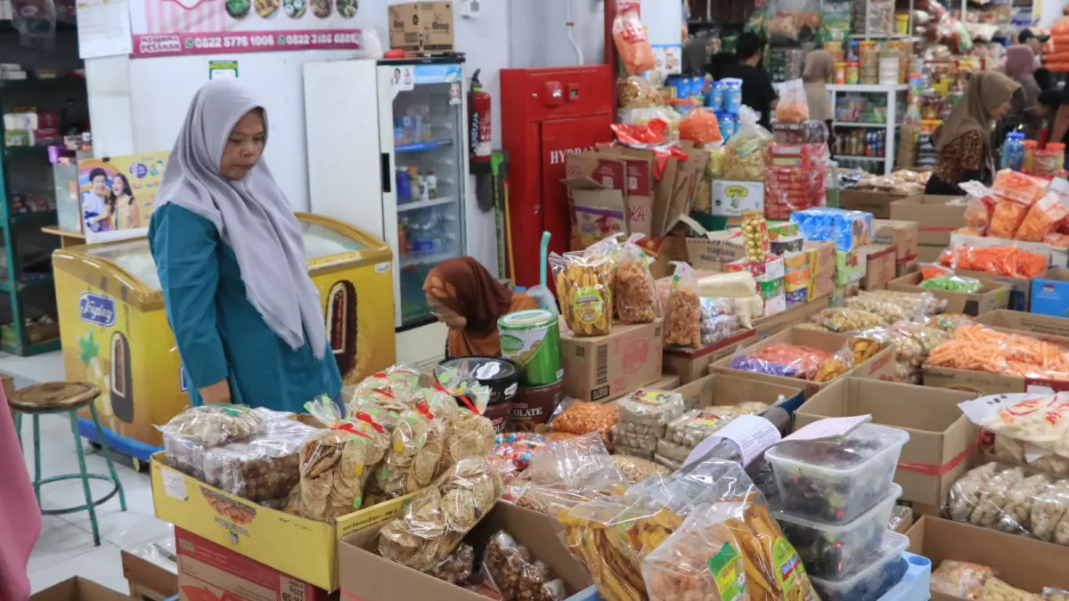 Pedagang menjajakan aneka kue Lebaran di Pasar Legi Ponorogo yang terlihat lebih sepi dibanding tahun sebelumnya. SUGENG DWI N/RADAR PONOROGO
