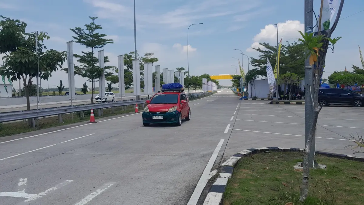 Pemudik memadati rest area 575 A Ngawi untuk beristirahat di tengah padatnya arus mudik Lebaran. ASEP SYAEFUL/RADAR NGAWI