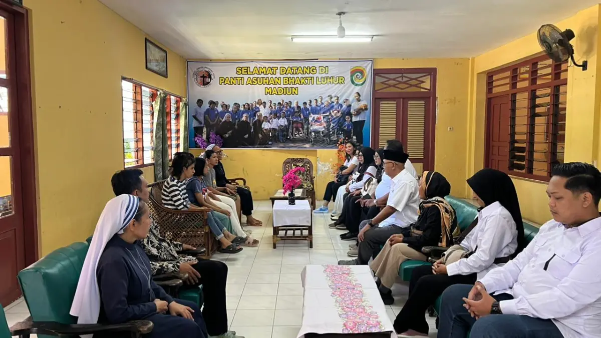 Pengurus DPD PSI Kota Madiun saat mengunjungi Panti Asuhan Bhakti Luhur ketika Safari Ramadan. FOTO: ISTIMEWA