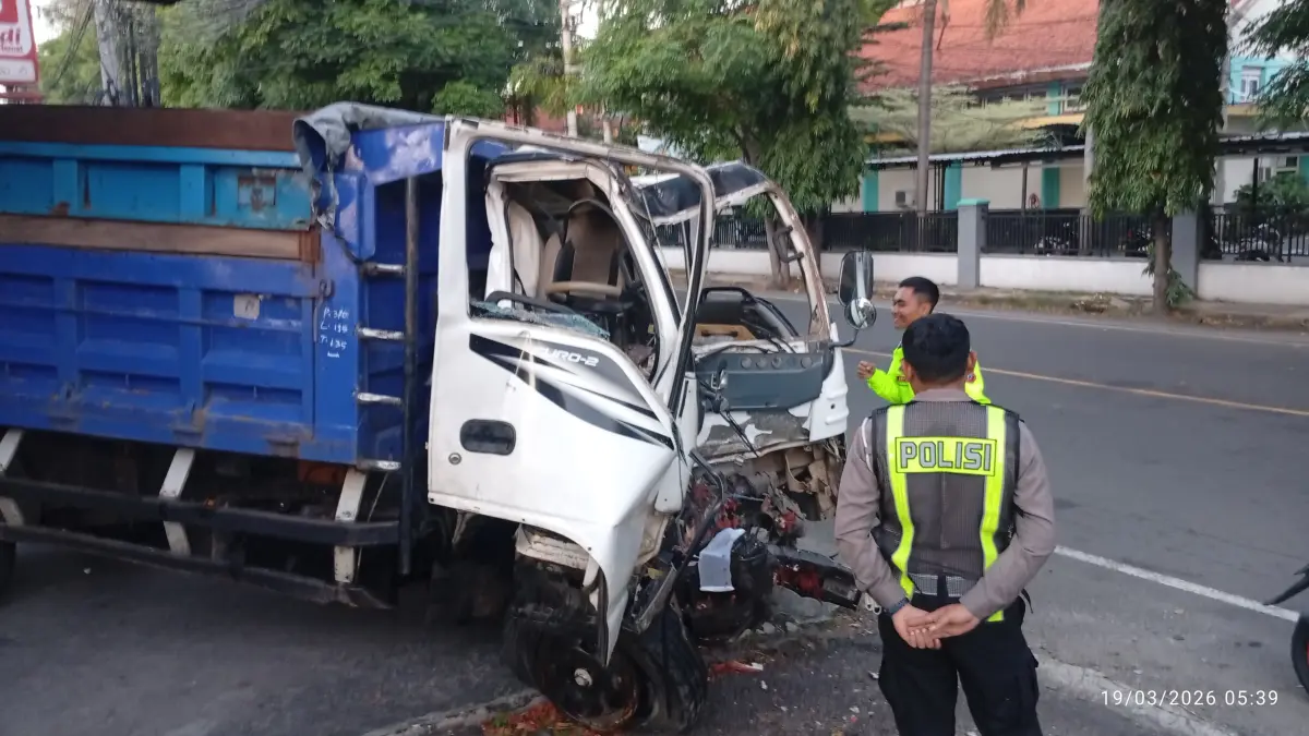 Petugas mengevakuasi sopir truk yang terjepit kabin setelah kendaraan menabrak pohon di Kota Madiun dini hari. HENGKY RISTANTO/RADAR MADIUN