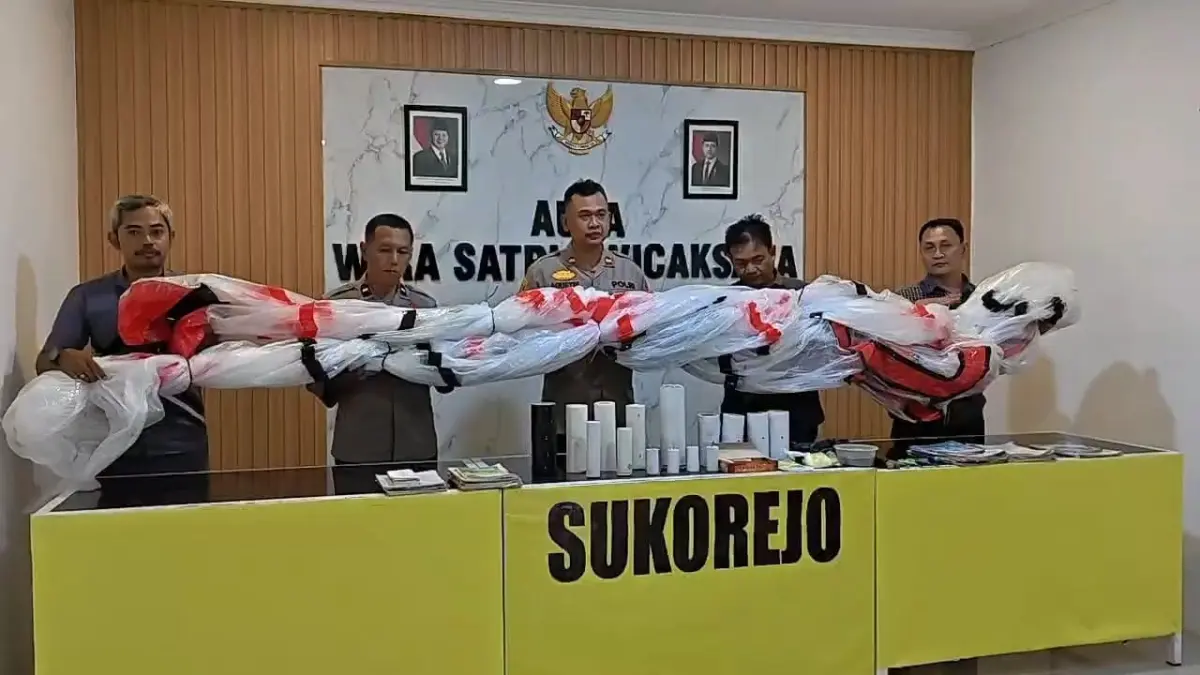 Petugas menunjukkan barang bukti mercon rakitan yang dibuat anak-anak di Ponorogo sebelum diamankan polisi. FOTO: POLSEK SUKOREJO UNTUK RADAR PONOROGO