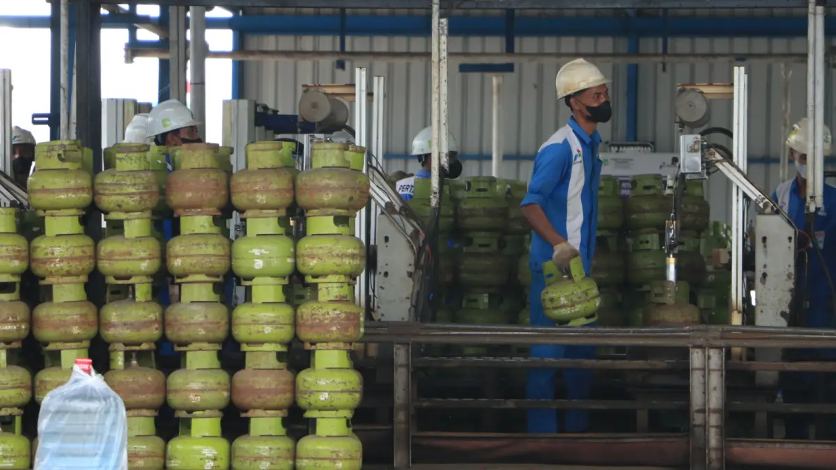 Petugas SPPBE Ponorogo mengisi tabung LPG 3 kilogram untuk didistribusikan ke masyarakat di tengah lonjakan permintaan jelang Lebaran. SUGENG DWI N/RADAR PONOROGO