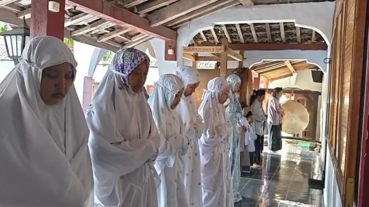 Ratusan jemaah Tarekat Syattariyah menggelar salat Idul Fitri lebih awal di Ponpes Darul Islam, Ponorogo. FOTO: ISTIMEWA