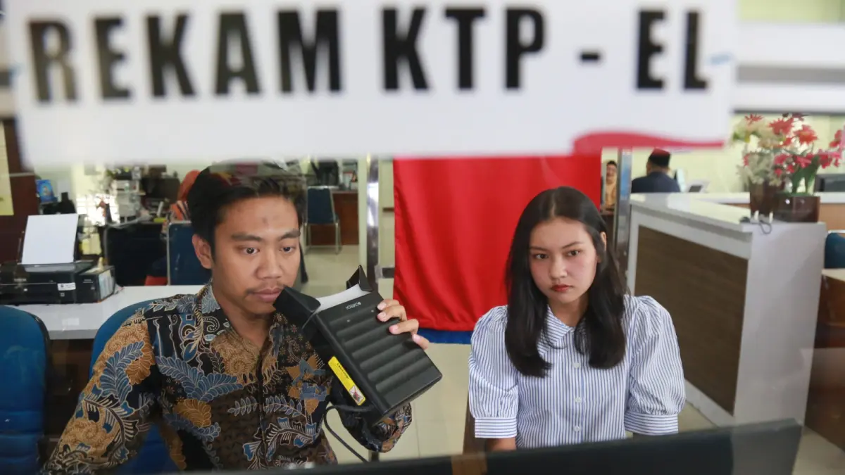 Warga mengurus perekaman e-KTP di kantor Dispendukcapil Kota Madiun yang tetap membuka layanan selama libur Lebaran. BAGAS BIMANTARA/RADAR MADIUN