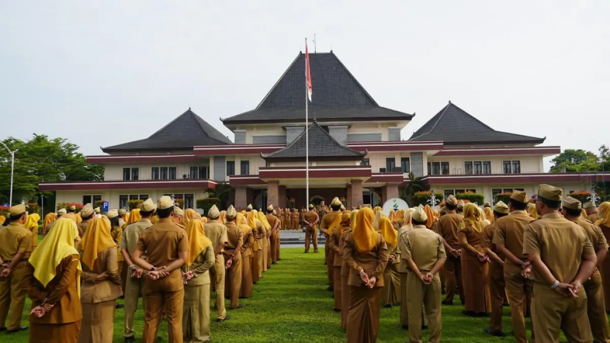 ASN mengikuti apel kesiapsiagaan menjelang Lebaran sebagai bentuk komitmen menjaga pelayanan publik tetap berjalan selama libur hari raya. DOK RADAR MADIUN