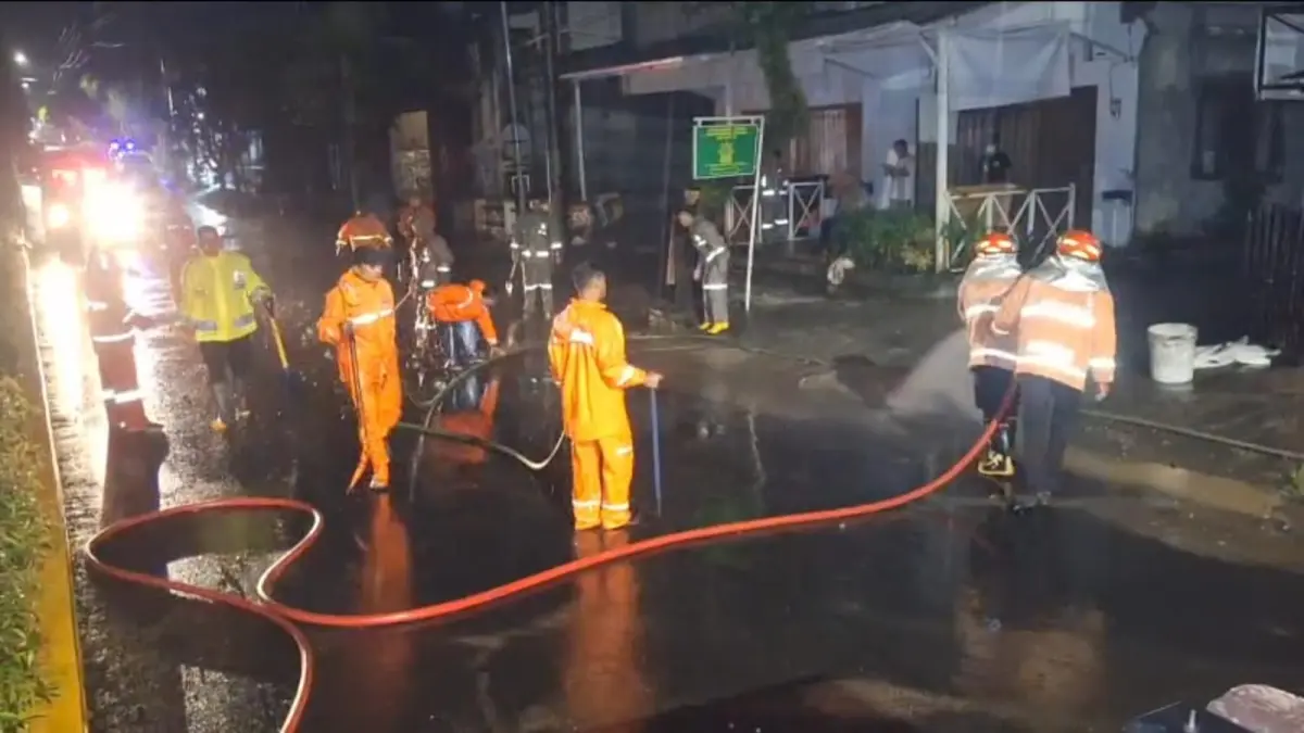 Banjir melanda 14 titik di Magetan saat malam takbiran. Bupati turun langsung ke lokasi. FOTO: APRILITA SARI/RADAR MAGETAN