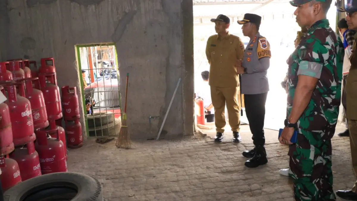 Bupati Ngawi Ony Anwar Harsono bersama forkopimda melakukan sidak elpiji 3 kilogram di sejumlah pangkalan. (ASEP SYAEFUL/RADAR NGAWI)