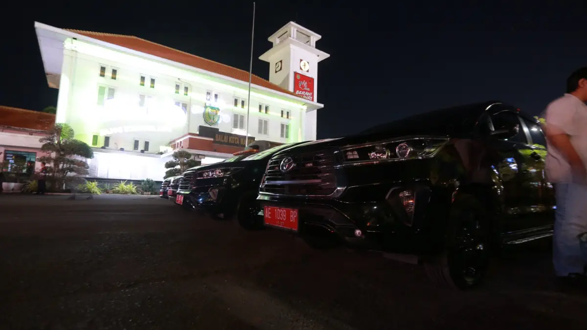 Deretan kendaraan dinas Pemkot Madiun terparkir di balai kota sebagai bagian dari kebijakan larangan penggunaan mobdin saat mudik Lebaran. BAGAS BIMANTARA/RADAR MADIUN