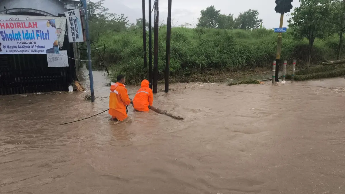 Genangan banjir merendam permukiman dan jalan utama di Magetan akibat hujan deras yang memicu luapan saluran air. FOTO: ISTIMEWA