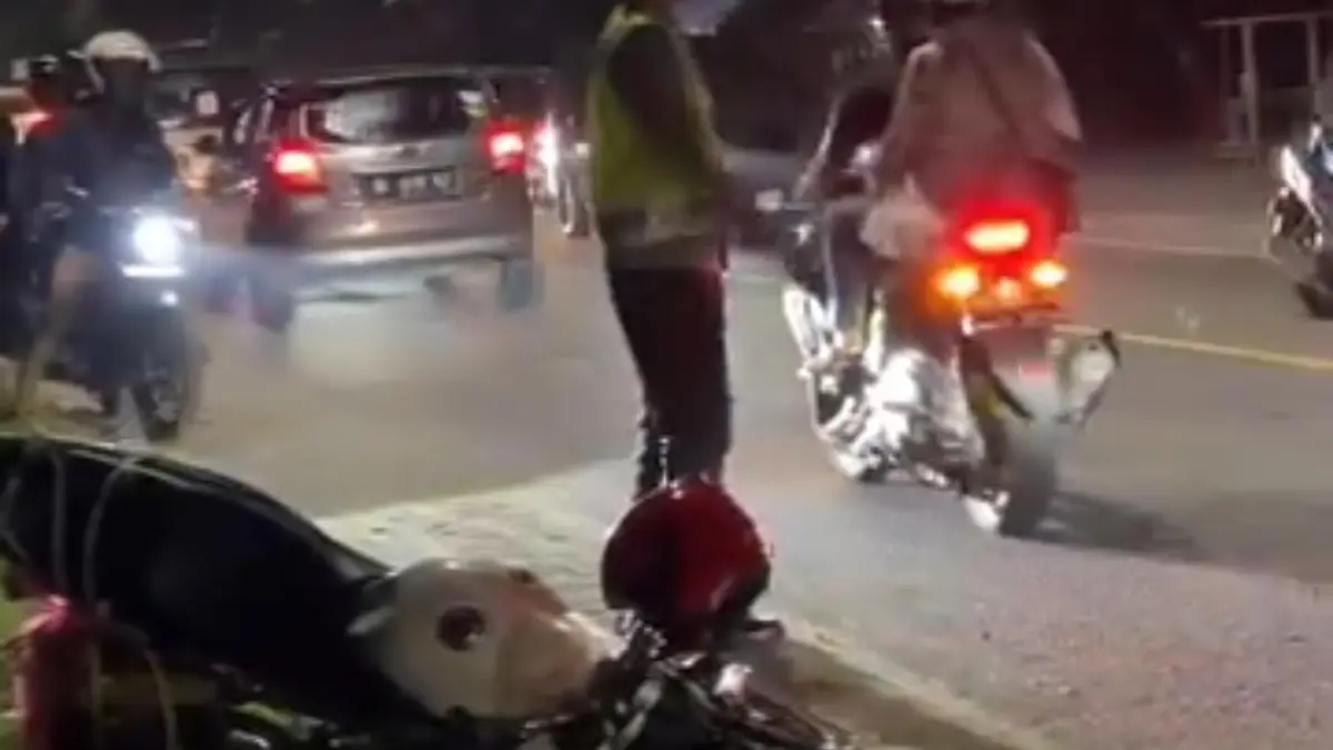 Kondisi kendaraan usai kecelakaan antara mobil Honda Brio dan sepeda motor di jalan nasional Madiun–Ponorogo. FOTO: TANGKAPAN LAYAR