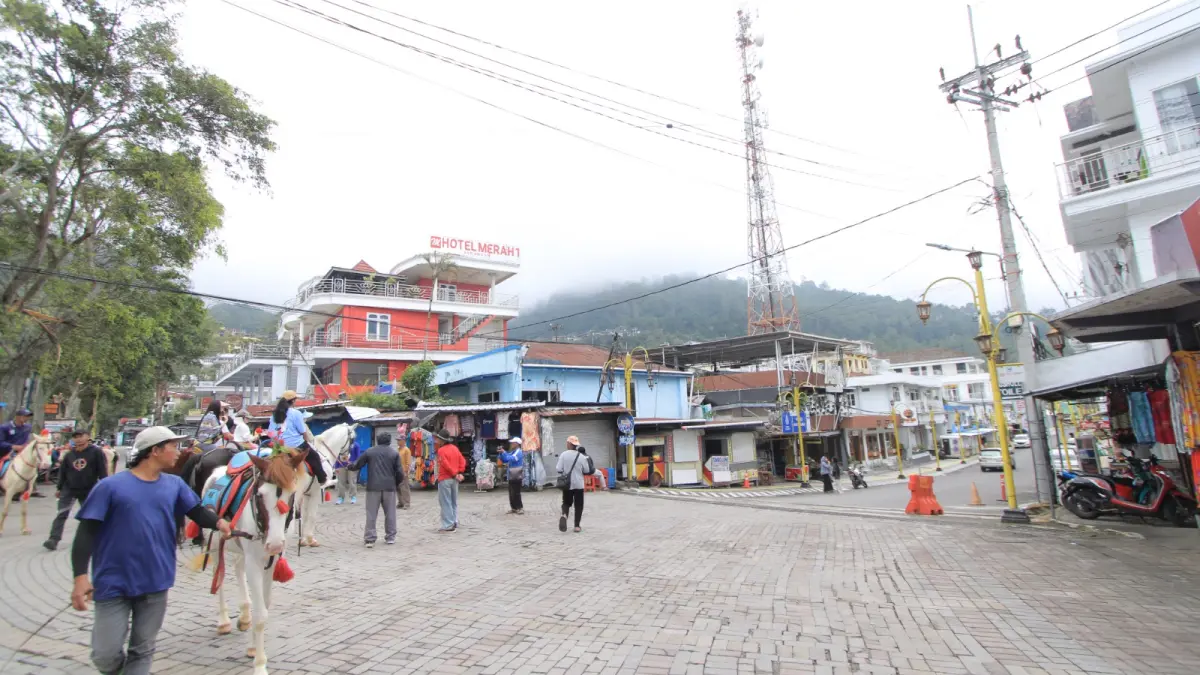 Pedagang di kawasan Telaga Sarangan diingatkan untuk menjaga transparansi harga demi kenyamanan wisatawan saat libur Lebaran. AJI PUTRA/RADAR MAGETAN