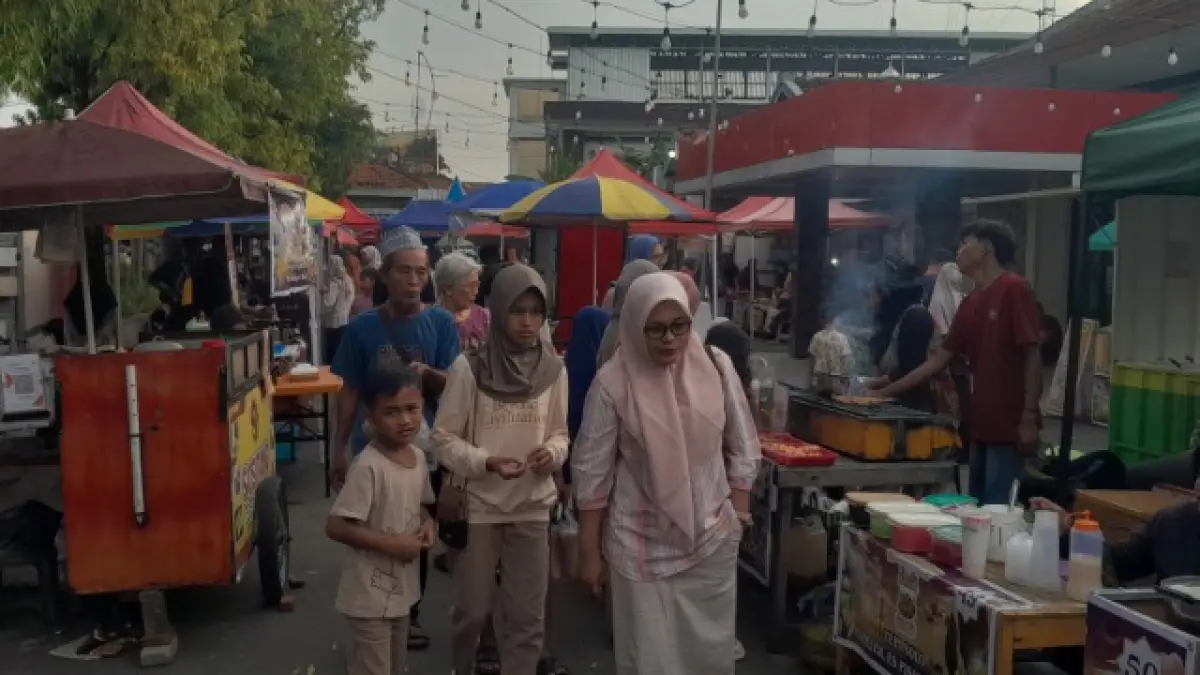 Pengunjung memadati bazar UMKM Senja Ramadan di halaman Disparpora Ngawi saat ngabuburit. (ASEP SYAEFUL/RADAR NGAWI)