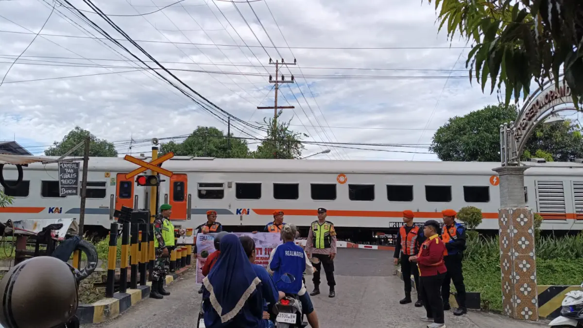 Petugas melakukan penanganan insiden kecelakaan kereta di wilayah Daop 7 Madiun, masyarakat diimbau disiplin di perlintasan rel. FOTO: HUMAS KAI DAOP 7 MADIUN