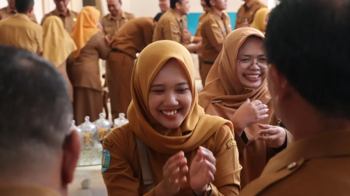 Plt Bupati Ponorogo Lisdyarita saat menggelar open house di rumah dinas Pringgitan, membuka ruang silaturahmi sekaligus menyerap aspirasi masyarakat. DOK RADAR MADIUN