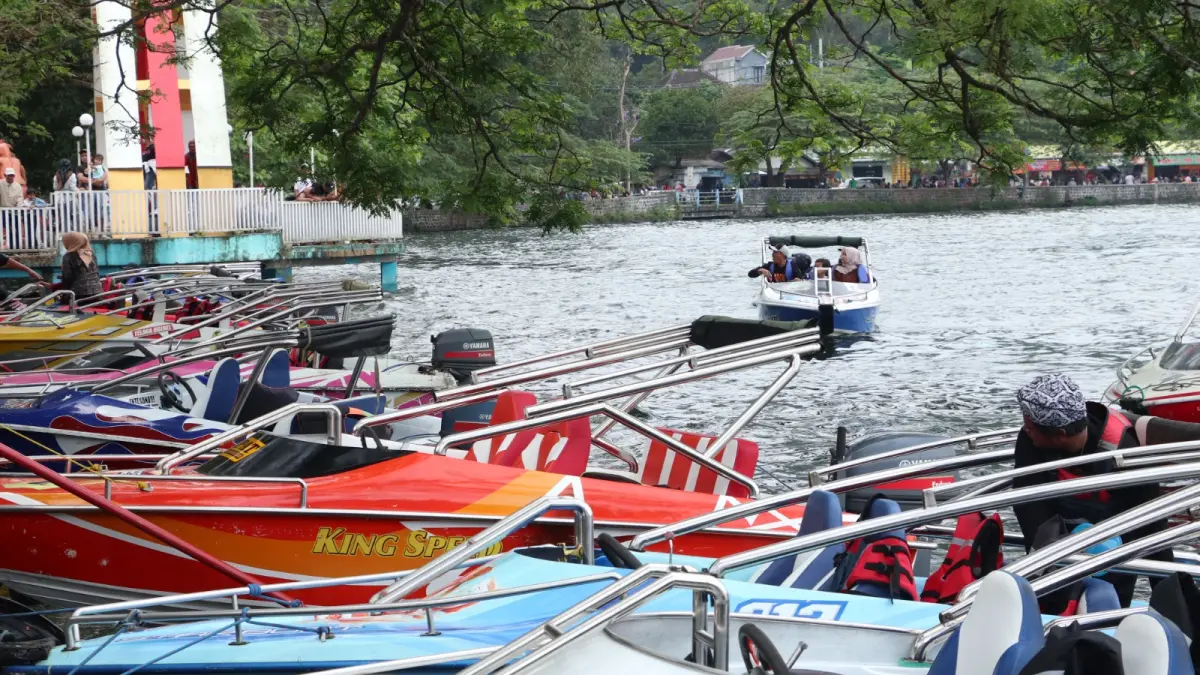 Ribuan wisatawan memadati kawasan Telaga Ngebel Ponorogo saat libur Lebaran, menjadi salah satu destinasi favorit di Jawa Timur. FOTO: DOK RADAR PONOROGO
