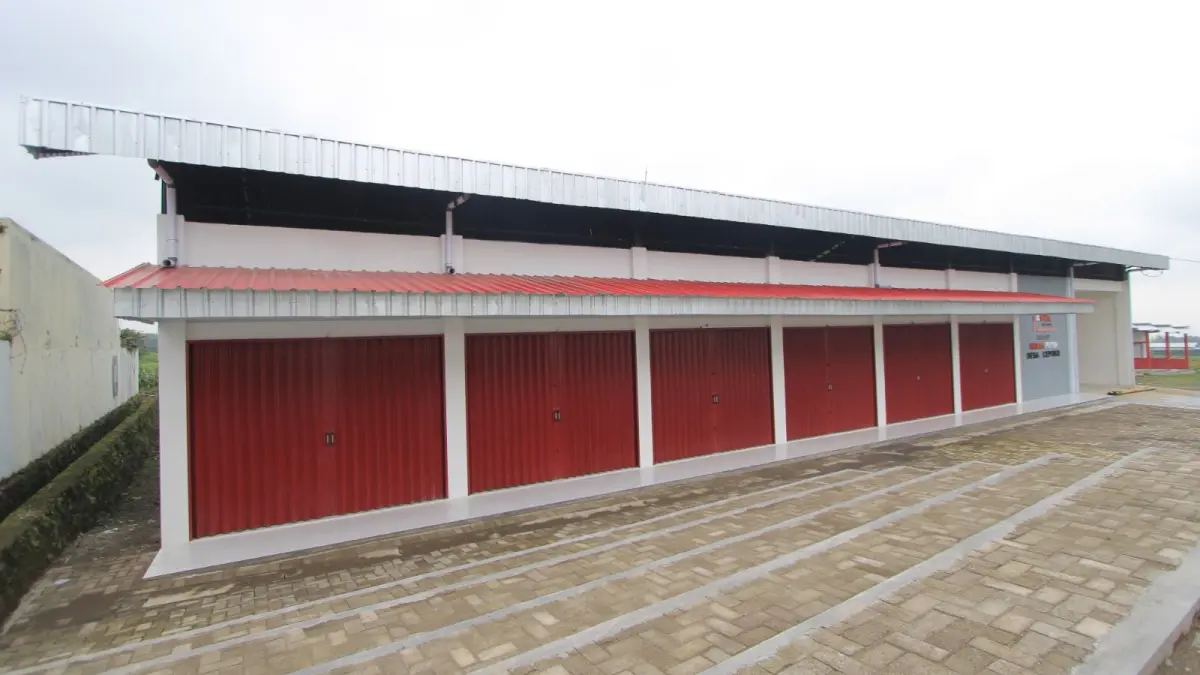 Salah satu gerai KDKMP di Magetan yang telah selesai dibangun namun belum beroperasi karena masih menunggu peluncuran nasional. AJI PUTRA/RADAR MAGETAN