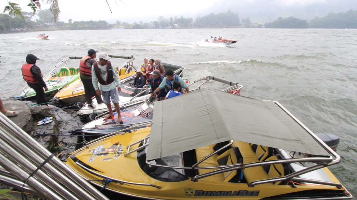 Telaga Sarangan menjadi destinasi unggulan Magetan yang diprediksi dipadati ratusan ribu wisatawan saat libur Lebaran 2026. AJI PUTRA/RADAR MAGETAN