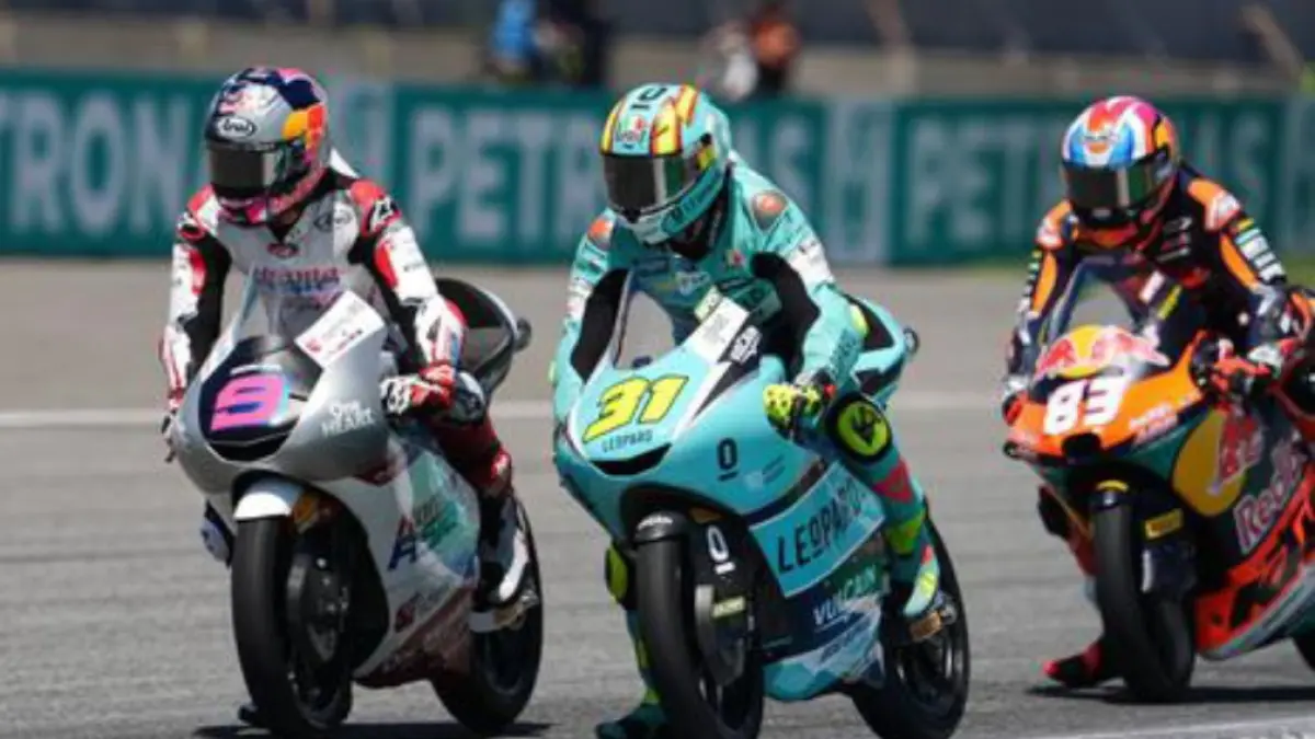 Veda Ega Pratama (paling kiri), pembalap moto3 asal Indonesia. (Honda Team Asia)