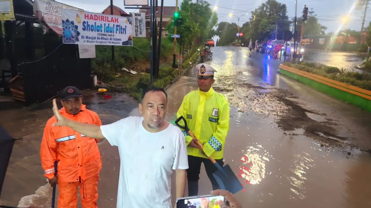 Wabup Magetan Suyatni Priasmoro meninjau banjir di Sukowinangun pada H-1 Lebaran, Jumat (20/3). (APRILITA SARI/RADAR MADIUN)